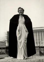 Modelo en vestido de noche, una creación de la casa de alta costura "Graldi". El artículo se complementa con una capa con ribete de piel.