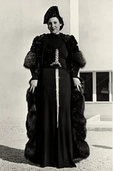 Modelo en vestido de noche creado por la casa de alta costura italiana "Dragoni"