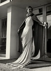 Modelo en vestido de noche creado por la casa de alta costura "Graldi"