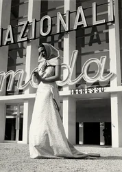 Modelo en vestido de novia creado por la casa de alta costura "Lamma"
