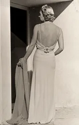 Modelo vista desde atrás con vestido de noche de la casa de alta costura "Fumach"