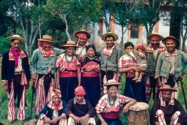 Aldeanos guatemaltecos con trajes tradicionales posan para un retrato de grupo en Todos Santos C...