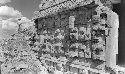 Talla en relieve sobre ruina monumental maya, península de Yucatán. 1936