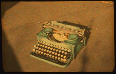 FotografÃa en color de bodegÃ³n de una mÃ¡quina de escribir tomada con Autochrome LumiÃ¨re y un...