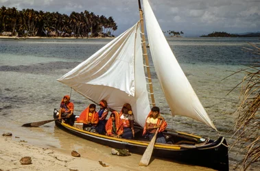 Mujeres con narigueras de oro de la tribu Cuna de Mulatas alias Islas San Blas reman y s...