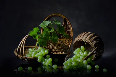 Naturaleza muerta abundante con uvas