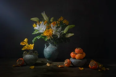 Flores otoñales y fruta