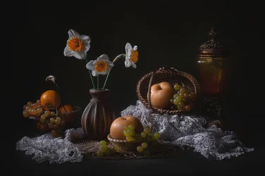 Naturaleza muerta con narcisos y frutas