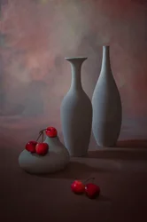 Elegante naturaleza muerta con cerezas