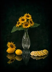 Elegante bodegón con girasoles