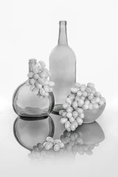 Uvas, copas y botellas monocromáticas