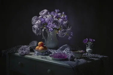 Bodegón floral morado y melancólico