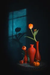 Naturaleza muerta con tulipanes melancólicos