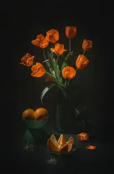 Naturaleza muerta con tulipanes naranjas