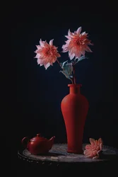 Dalias rosas, jarrón rojo