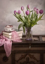 Tulipanes morados y libros antiguos