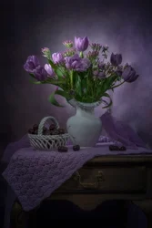 Tulipanes morados y cerezas