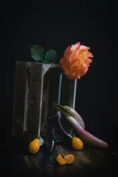 Bodegón con rosas y productos
