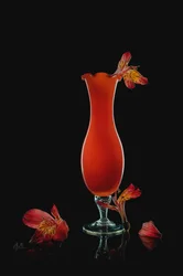 Naturaleza muerta con alstroemerias de colores vivos