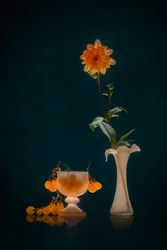 Cálida naturaleza muerta con dalias