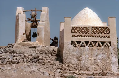 En el desierto, abrevadero con pozo en Husn Al-Muttahar, al sur de Tarin (Yemen).