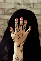 Mujer yemení con las manos decoradas con tinte de henna en Yemen del Norte