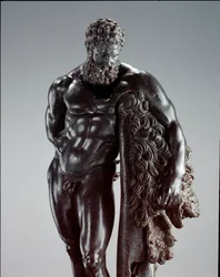 Arte griego: «Heracles en reposo», detalle. Escultura de bronce de Lisipo de Sición (395-305 a. C.), siglo IV a. C. Procedente del santuario de Hércules Curino, Sulmona. Museo Arqueológico Nacional, Chieti, Italia