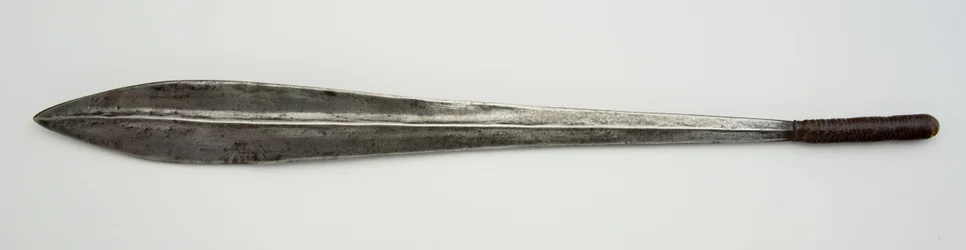 Ol alem, espada (hierro, madera y cuero)