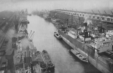 Un gran puerto del norte, a treinta y cuatro millas del mar y aún así un puerto, c1935