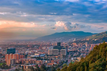 Bogotá, Colombia - Vista panorámica de ángulo alto de la parte norte de la capital vista desde La Calera en la cordillera de los Andes.