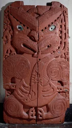 Panel decorativo maorí con figura antropomórfica imaginaria