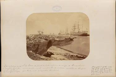 Un estudio de la parte interior del arrecife de Pernambuco, inmediatamente delante de la ciudad, mostrando bloques que, habiendo sido socavados, se derrumbarán.