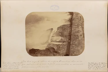 Vista de la parte exterior del arrecife de Pernambuco mirando casi verticalmente desde lo alto del faro para mostrar las excavaciones realizadas en la misma roca de erizo.