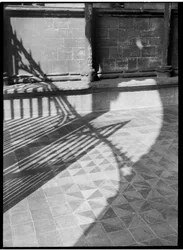 Detalle que muestra sombras proyectadas sobre las baldosas del suelo en la entrada de la iglesia catedral