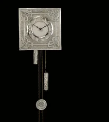 Reloj de pared, c.1910 (niquelado con diseño de entrelazado celta en repujado)