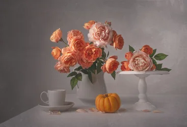 Naturaleza muerta con rosas de otoño