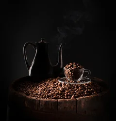 Cafetera oscura y granos de café