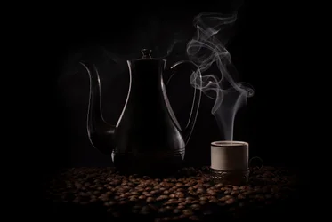 Naturaleza muerta con café oscuro
