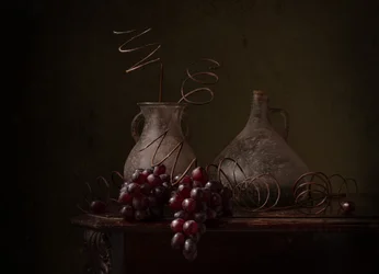 Naturaleza muerta con uvas negras