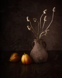 Peras oscuras y flores