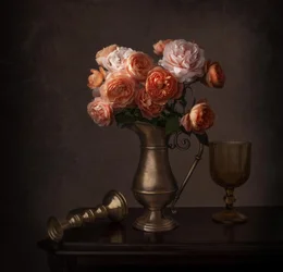 Naturaleza muerta con rosas oscuras