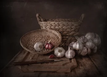 Naturaleza muerta rústica en tonos oscuros con ajos