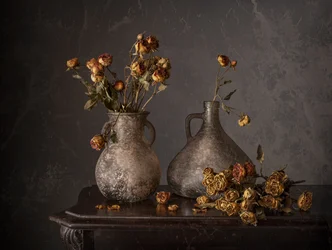 Naturaleza muerta con rosas secas