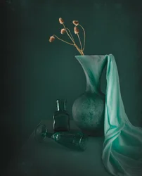 Elegante naturaleza muerta en color verde azulado