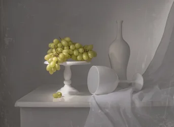 Elegante naturaleza muerta con uvas blancas
