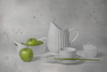Naturaleza muerta con manzanas verdes frescas