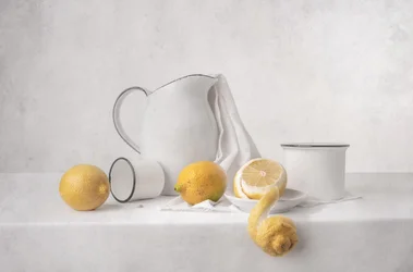 Naturaleza muerta con limones frescos