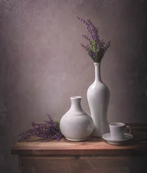 Naturaleza muerta con jarrones de lavanda