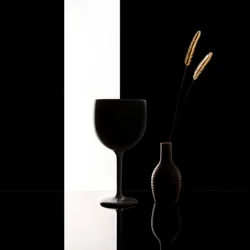 Bodegón minimalista en blanco y negro