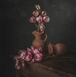 Naturaleza muerta con orquídea rosa melancólica